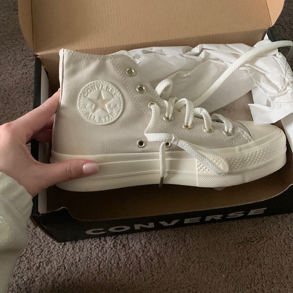 New in box tan platform converse